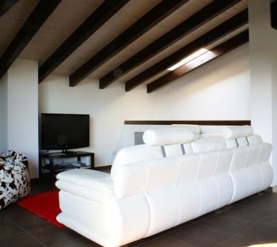 Uralkodó fehér - tetőtér ötlet, modern stílusban