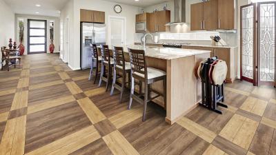 Rusztikus hatású vinyl padló - konyha / étkező ötlet, rusztikus stílusban