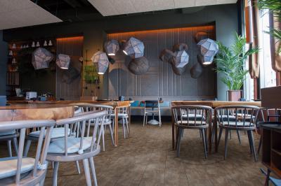 Vinyl padló az étteremben - belső továbbiak ötlet, modern stílusban