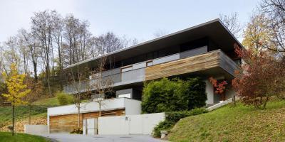 Modern lakóház fa homlokzatburkolattal - homlokzat ötlet, modern stílusban