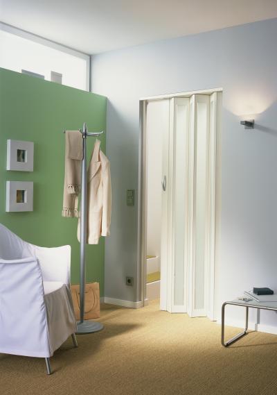 Harmonikaajtó üvegezett betéttel - előszoba ötlet, modern stílusban