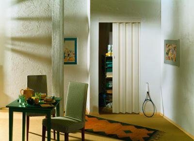 Harmonikaajtó a kamrában - konyha / étkező ötlet, modern stílusban