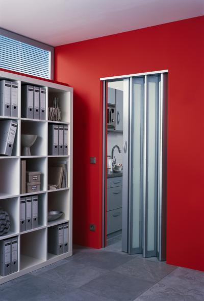 Harmonikaajtó piros fallal - dolgozószoba ötlet, modern stílusban