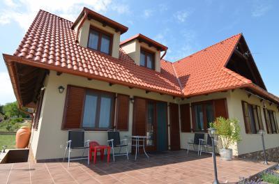 Klasszikus, vidéki stílusú lakóház, hagyományos, rubinvörös tetőcseréppel - tető ötlet, klasszikus stílusban