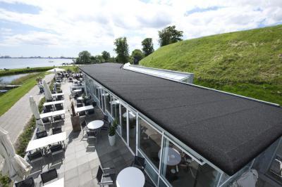 Vízparti bár BMI Villas bitumenes lapostető fedéssel - tető ötlet, modern stílusban