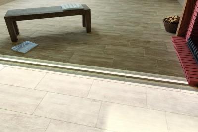 Fahatású padlóburkolat a nappaliban - nappali ötlet, modern stílusban