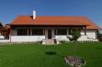 Klasszikus lakóház beton tetőcseréppel - tető ötlet, klasszikus stílusban