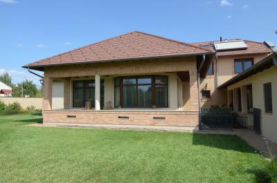 Modern lakóház betoncserép tetővel - tető ötlet, modern stílusban