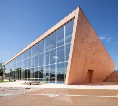 Lapostetős épület - tető ötlet, modern stílusban