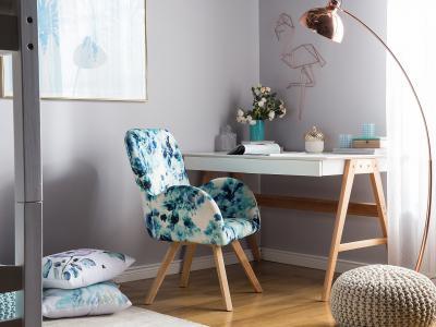 Fotel kék virágos huzattal - dolgozószoba ötlet, modern stílusban