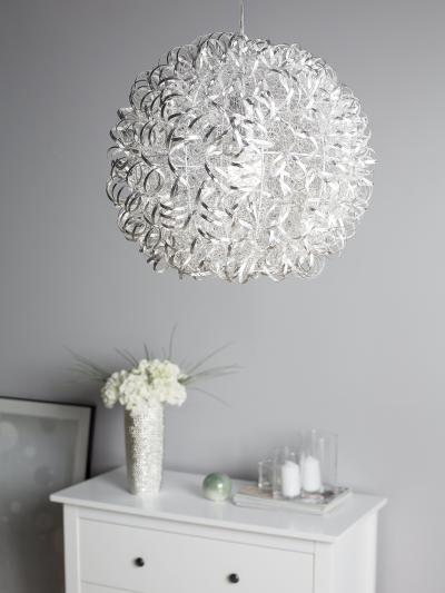 Egyedi mennyezeti lámpa - nappali ötlet, modern stílusban