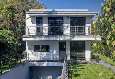 Fa nyílászárók, árnyékolók - bejárat ötlet, modern stílusban