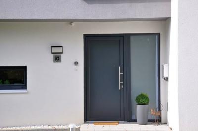 Bejárati ajtó sötét színben - bejárat ötlet, modern stílusban