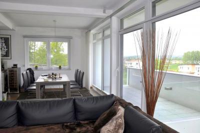 Bukó-toló teraszajtó és ablakok - nappali ötlet, modern stílusban