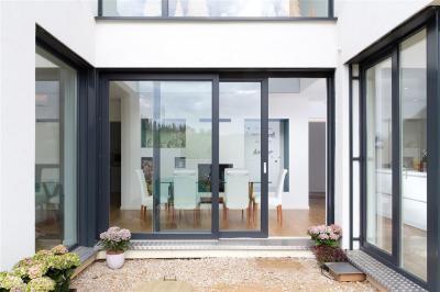 Emelő-toló teraszajtó - erkély / terasz ötlet, modern stílusban