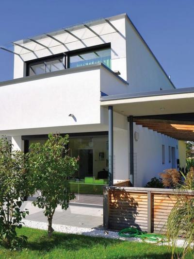 Nagyméretű ablakok és emelő-toló teraszajtó - homlokzat ötlet, modern stílusban