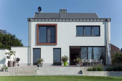 Változatos ablakok és emelő-toló teraszajtó a homlokzaton - homlokzat ötlet, modern stílusban