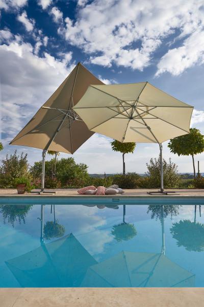 Oldalkaros napernyő - erkély / terasz ötlet, modern stílusban