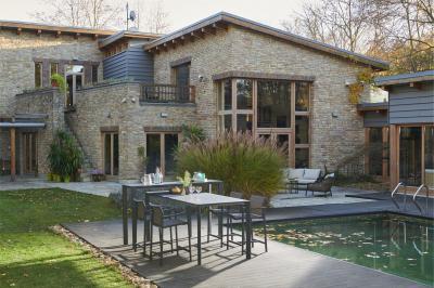 Bárasztal székekkel a teraszon - erkély / terasz ötlet, modern stílusban