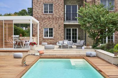 Kényelmes kerti kanapé puffal - erkély / terasz ötlet, modern stílusban