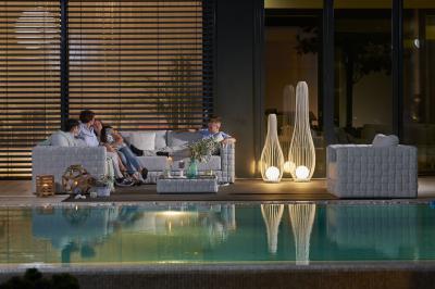 Nappali a teraszon esti fényekben - erkély / terasz ötlet, modern stílusban