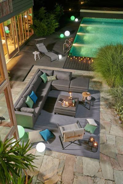 Kerti kanapé az esti teraszon - erkély / terasz ötlet, modern stílusban