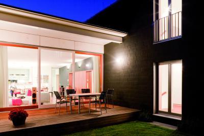 Emelő-toló teraszajtó - erkély / terasz ötlet, modern stílusban