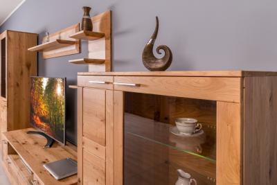 Tömörfa üveges szekrény - nappali ötlet, modern stílusban