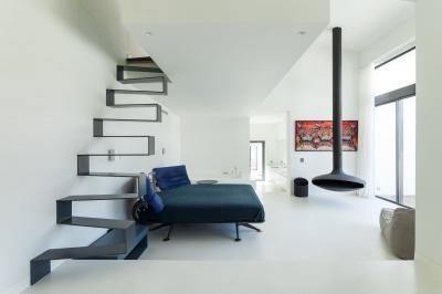 Különleges lépcső - nappali ötlet, minimál stílusban