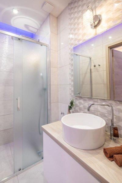 Zuhanyzó - fürdő / WC ötlet, modern stílusban