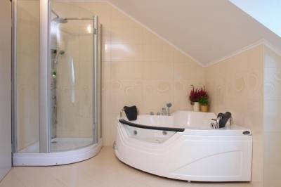 Masszázskád és gőzkabin a fürdőben - fürdő / WC ötlet, modern stílusban