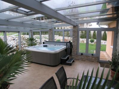 Télikert jacuzzival - erkély / terasz ötlet, modern stílusban