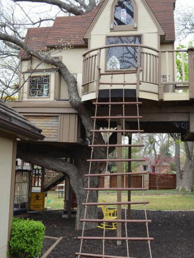 Kerti ház kötélhágcsóval - homlokzat ötlet, modern stílusban