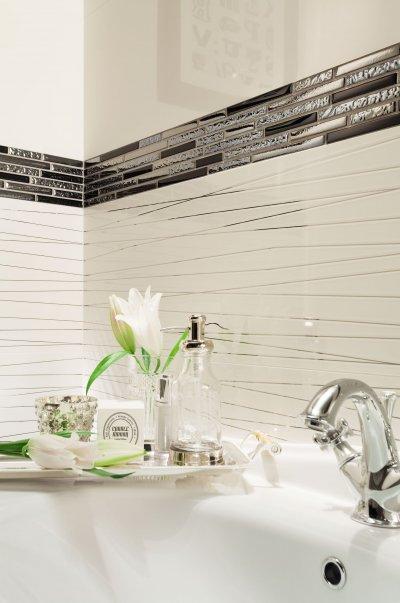 Csempe díszcsíkkal - fürdő / WC ötlet, modern stílusban