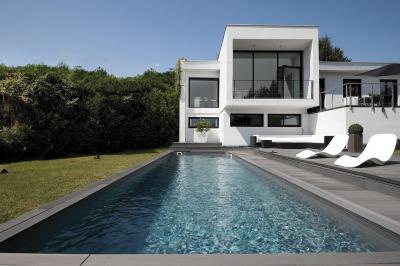 Hosszúkás medence - medence / jakuzzi ötlet, modern stílusban