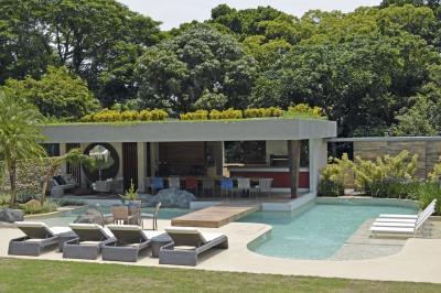 Tágas medence a teraszon - medence / jakuzzi ötlet, modern stílusban