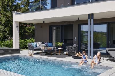 Medence a teraszon - medence / jakuzzi ötlet, modern stílusban
