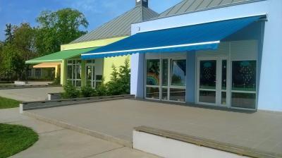 Színes napellenző - erkély / terasz ötlet, modern stílusban