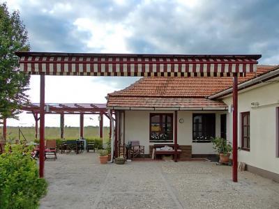 Sátras napellenző - erkély / terasz ötlet, rusztikus stílusban