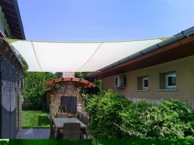 Árnyékban napvitorlával - erkély / terasz ötlet