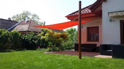 Piros napvitorla - erkély / terasz ötlet, modern stílusban