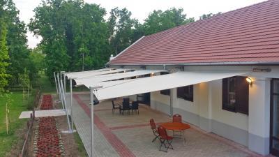 Tágas terasz napvitorlával - erkély / terasz ötlet, modern stílusban