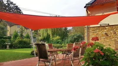 Piros napvitorla - erkély / terasz ötlet, modern stílusban