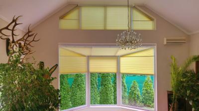 Pliszé függöny - nappali ötlet, modern stílusban