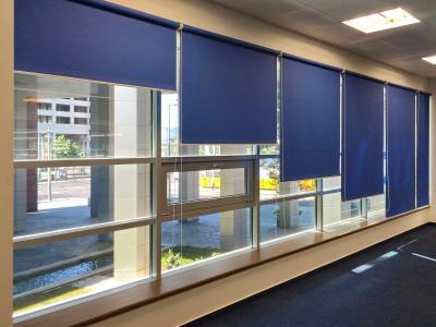 Kék roletta - dolgozószoba ötlet, modern stílusban