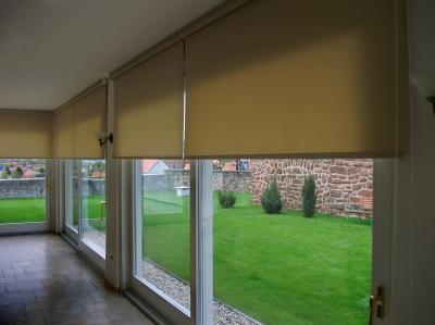 Nagy méretű ablakok rolettával - nappali ötlet, modern stílusban