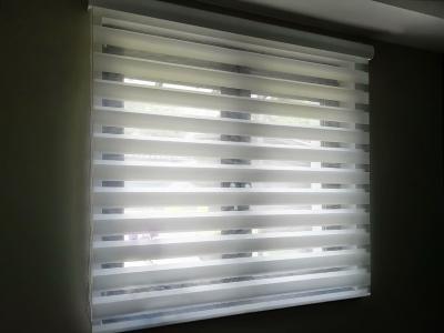 Árnyékolás sávrolóval - nappali ötlet, modern stílusban