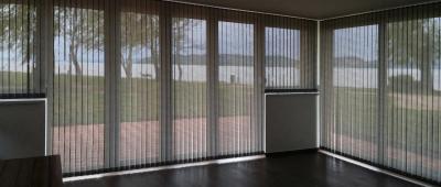 Nagy méretű szalagfüggöny - nappali ötlet, modern stílusban