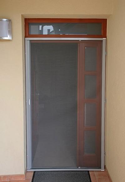 Szúnyogháló a bejárati ajtón - bejárat ötlet, modern stílusban