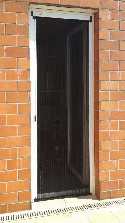 Pliszé szúnyogháló - bejárat ötlet, modern stílusban